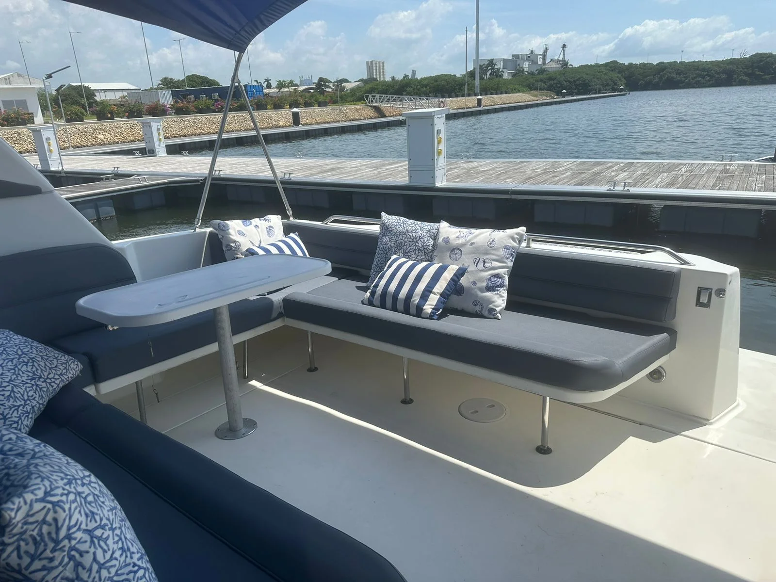 Sea ray 42 speedboat (2)