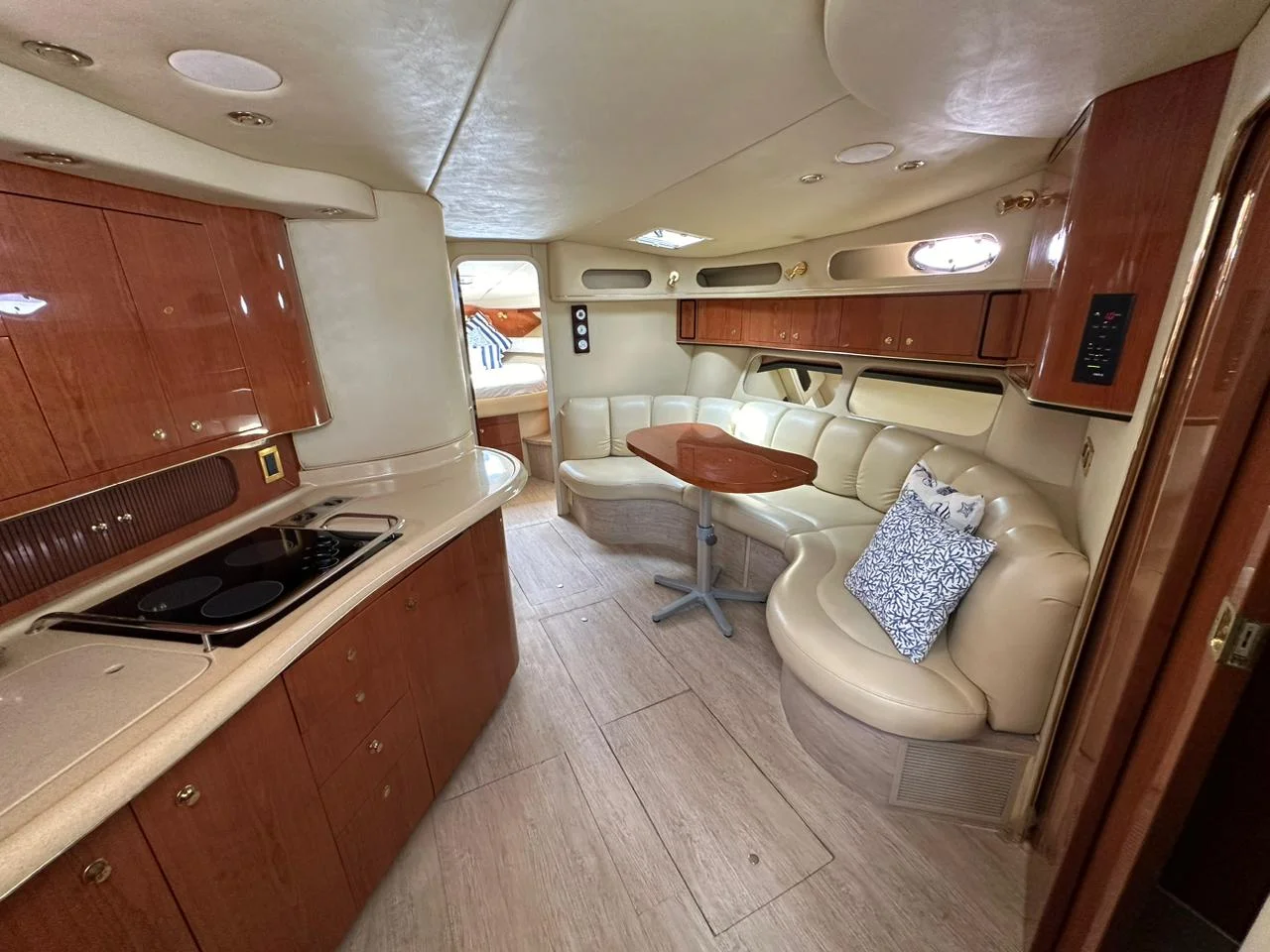 Sea ray 42 speedboat (3)